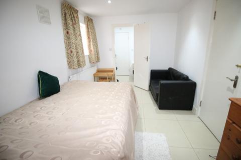 Studio to rent, Osborne Road, HOUNSLOW, Greater London, TW3