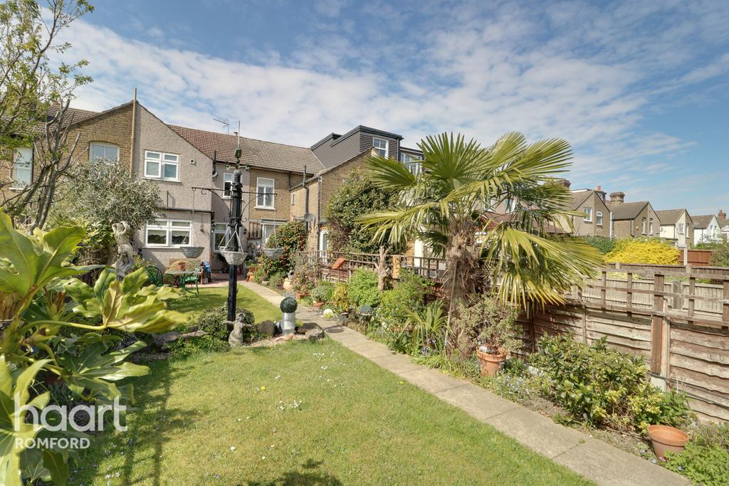 Como Street, Romford 3 bed terraced house £425,000