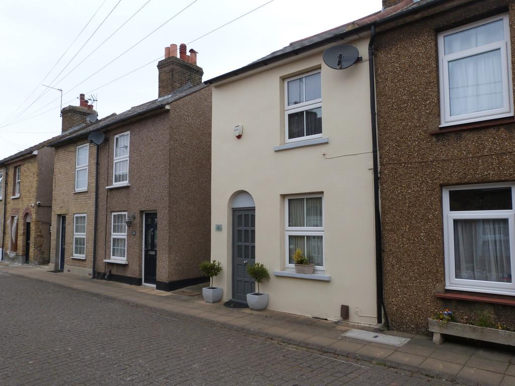 Woollard Street, Waltham Abbey 3 bed cottage £1,400 pcm (£323 pw)