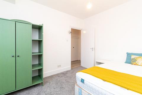 1 bedroom flat to rent, Ladbroke Crescent, London W11