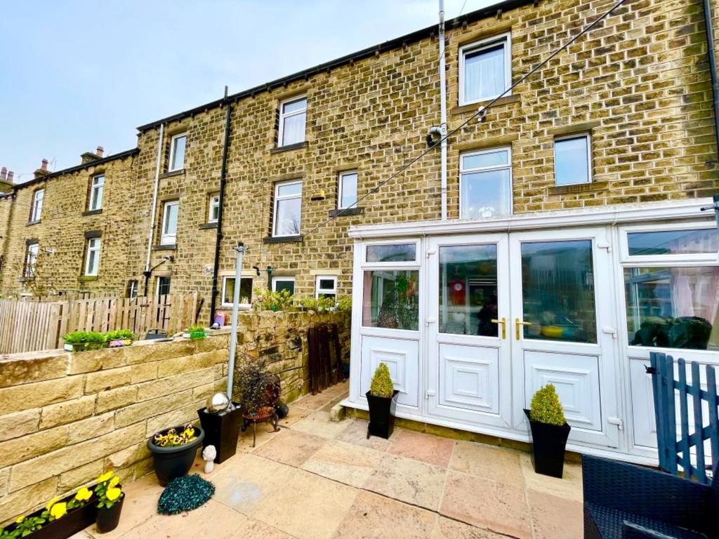 Manchester Road, Linthwaite, Huddersfield 2 bed terraced house £119,995