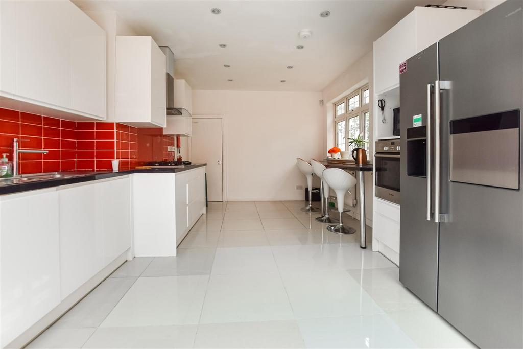 Forty Close, Wembley 4 bed semidetached bungalow £2,050 pcm (£473 pw)