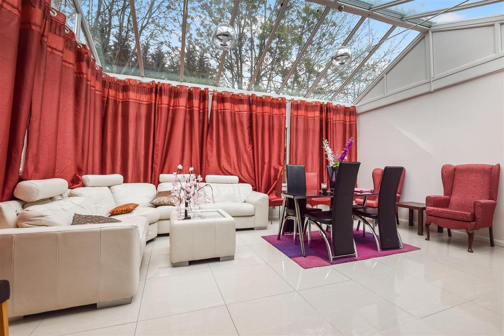 Forty Close, Wembley 4 bed semidetached bungalow £2,050 pcm (£473 pw)
