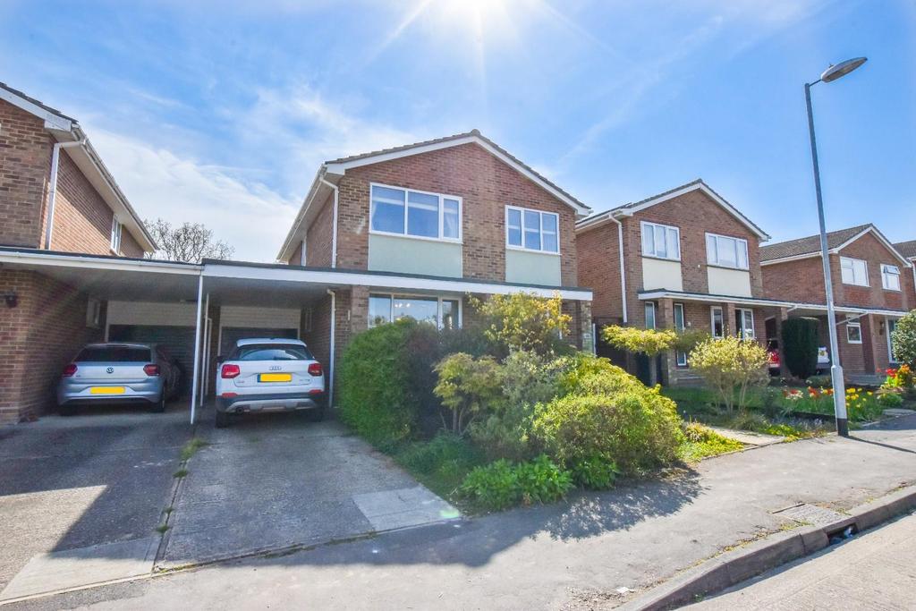 Woodview Road, Dunmow 5 bed link detached house £475,000