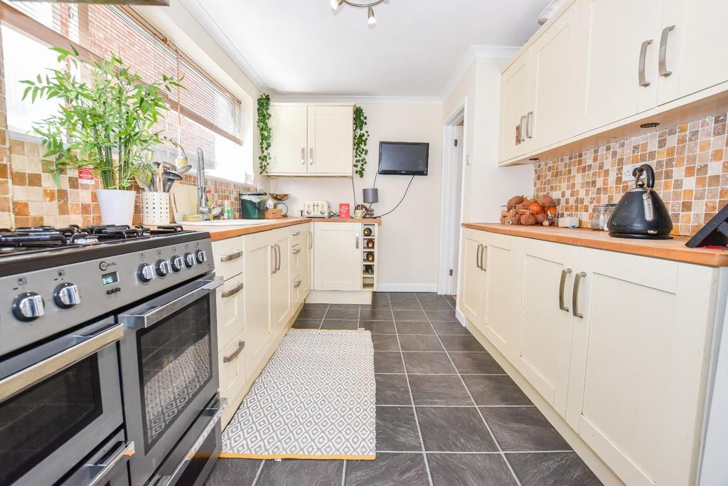 Woodview Road, Dunmow 5 bed link detached house £475,000