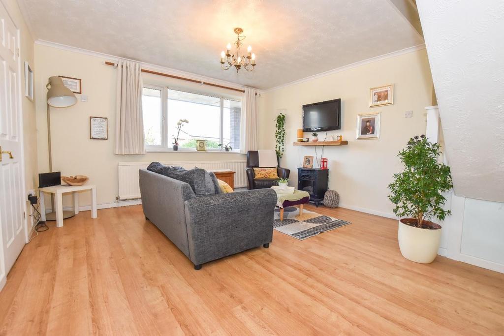 Woodview Road, Dunmow 5 bed link detached house £475,000