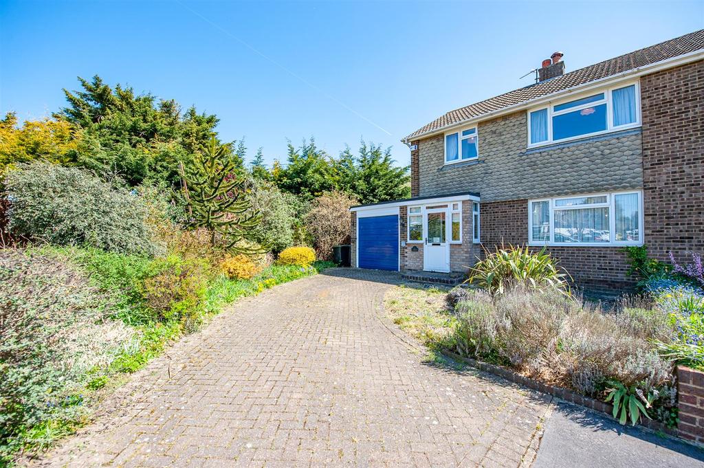 Unwin Close, Aylesford 3 bed semidetached house £385,000