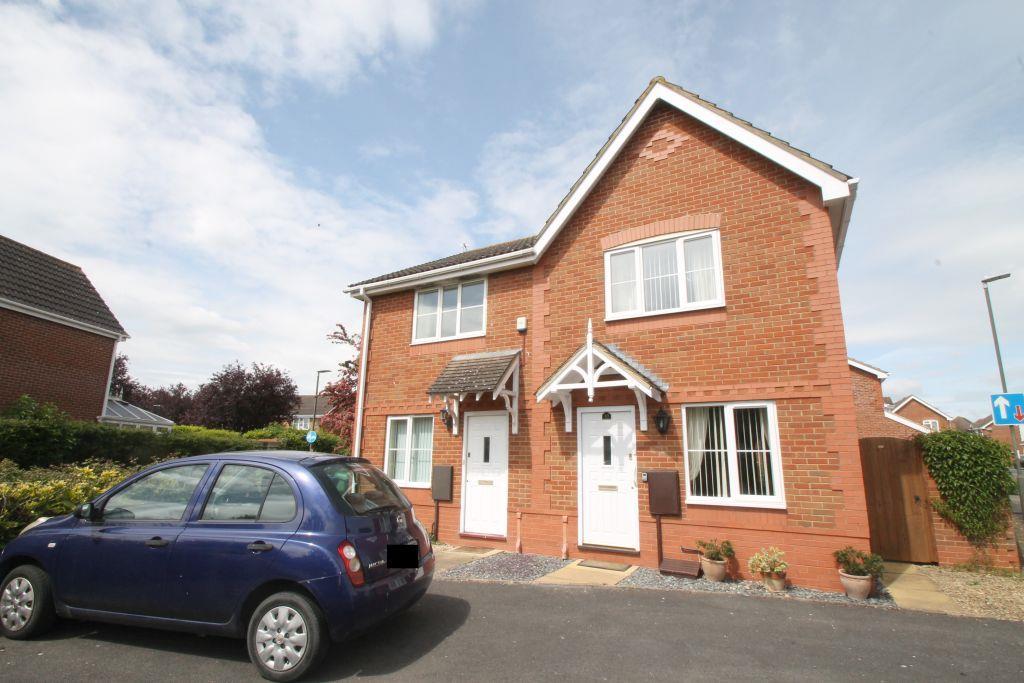 Vine Way, Stonehills, Tewkesbury 2 bed semidetached house £750 pcm