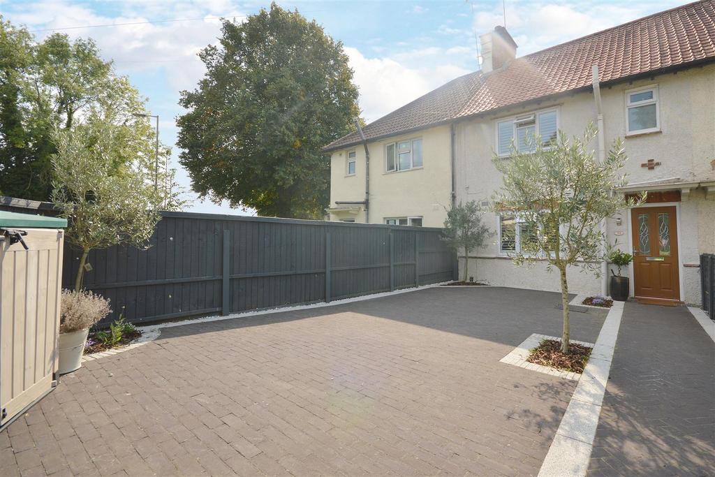 Radlett Road, St. Albans 3 bed terraced house £1,400 pcm (£323 pw)