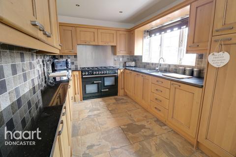 17 Edlington Lane, Warmsworth, Doncaster, DN4 9LW