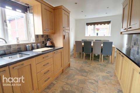 17 Edlington Lane, Warmsworth, Doncaster, DN4 9LW
