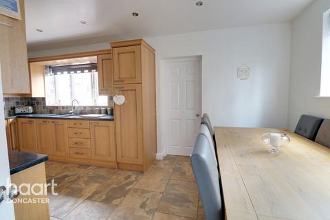17 Edlington Lane, Warmsworth, Doncaster, DN4 9LW