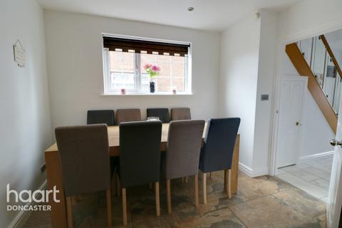 17 Edlington Lane, Warmsworth, Doncaster, DN4 9LW