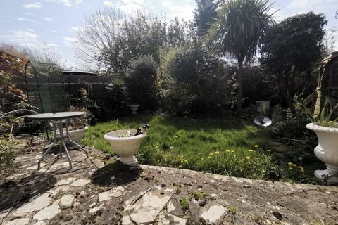9 Manor Way, Polegate, BN26 5AT