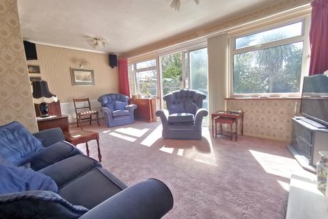 9 Manor Way, Polegate, BN26 5AT