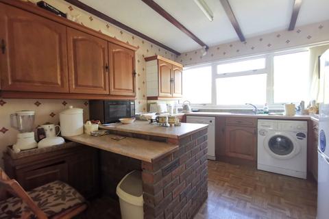 9 Manor Way, Polegate, BN26 5AT