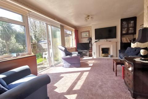 9 Manor Way, Polegate, BN26 5AT