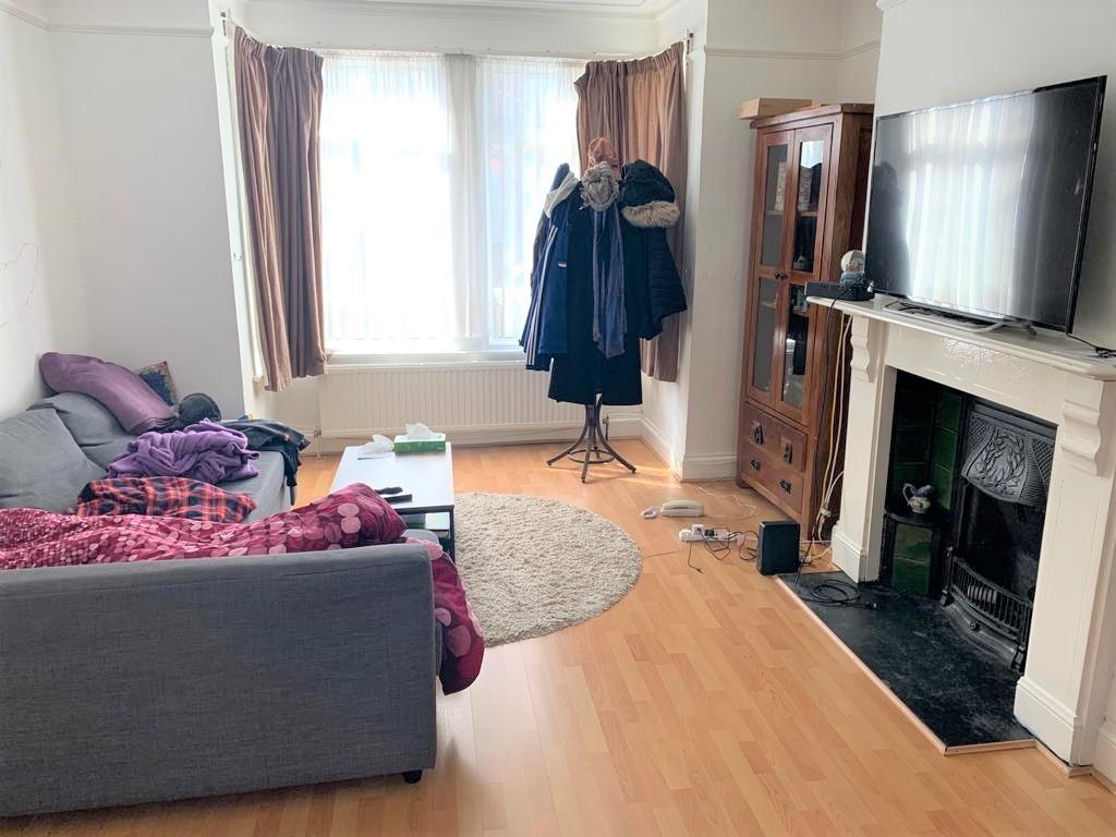 64 Bertram RoadHendon 4 bed semidetached house £2,100 pcm (£485 pw)