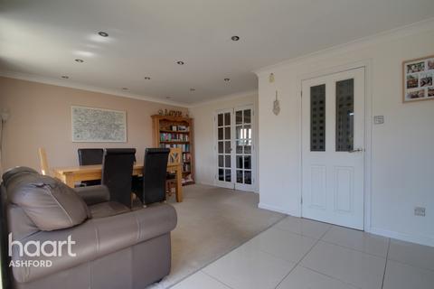 1 Whitebeam Close, Ashford, TN23 3QG
