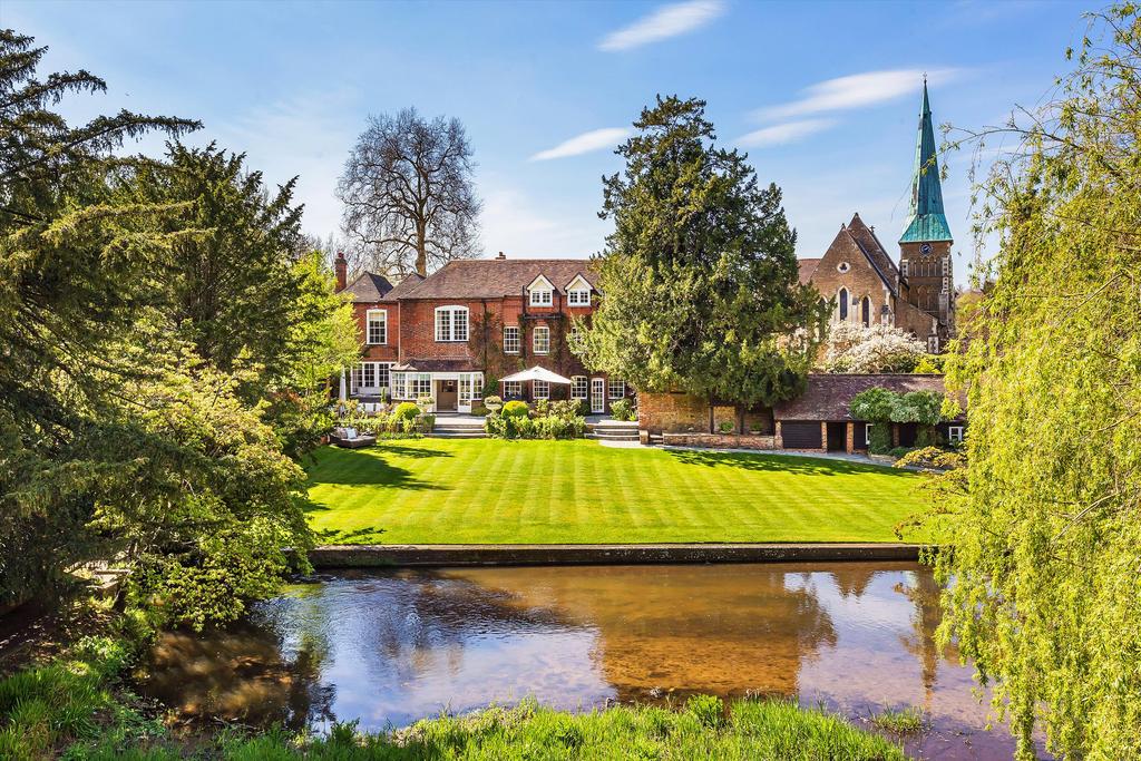 The Street, Shalford, Guildford, Surrey, GU4 6 bed detached house for