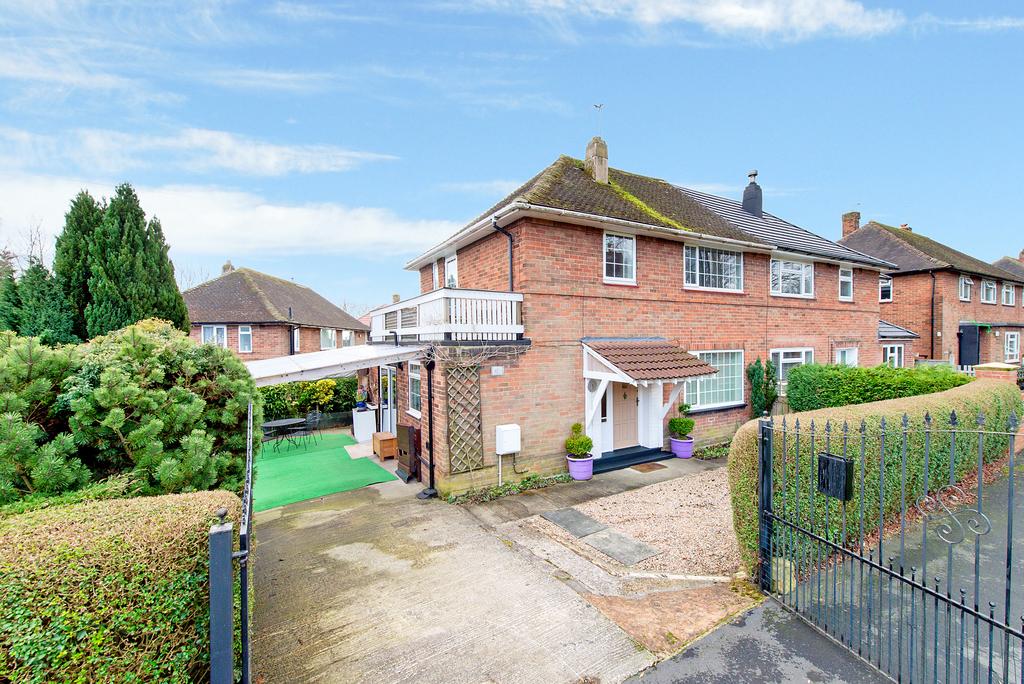 Saxon Gate, Leeds, LS17 3 bed semidetached house £260,000