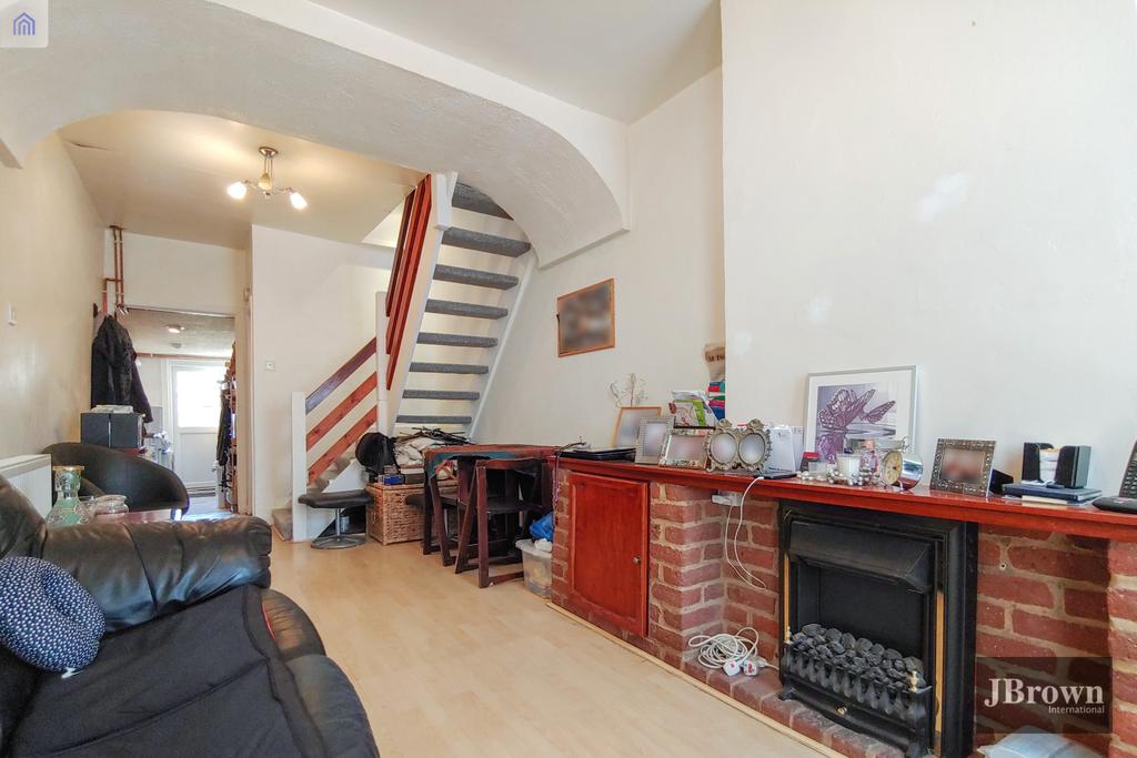 Cobden Road, London, SE25 2 bed terraced house £360,000