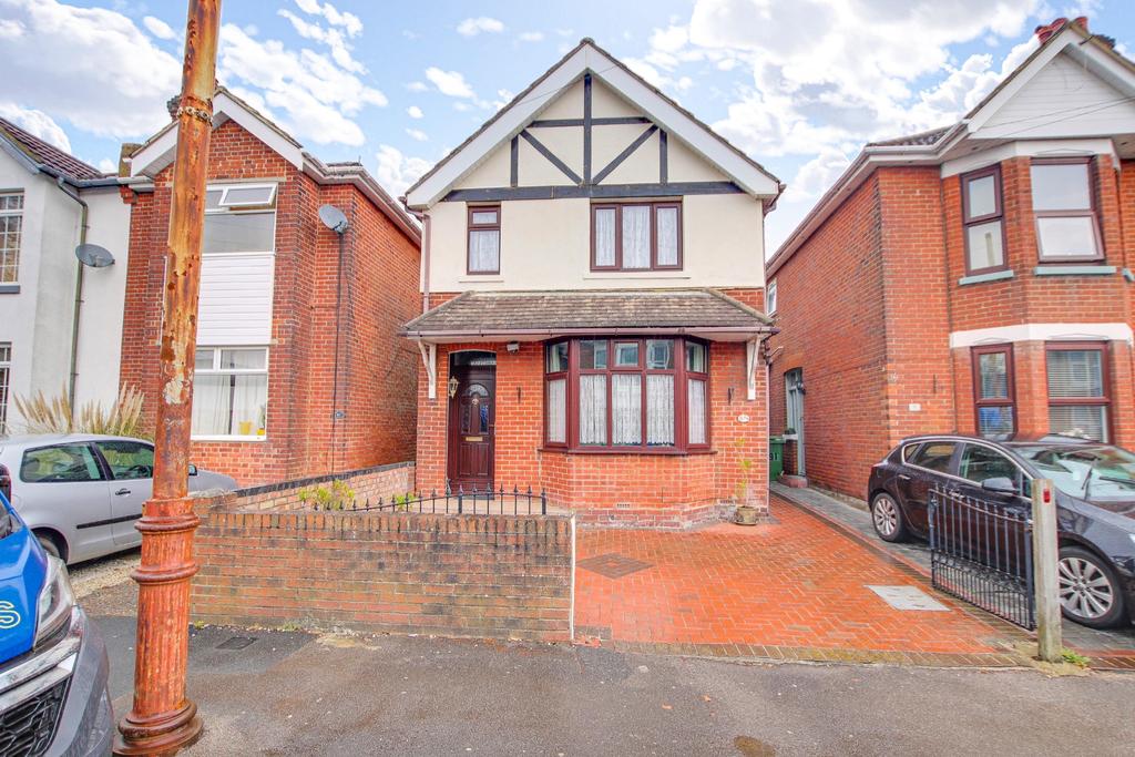 Porchester Road, Woolston 3 bed detached house £325,000