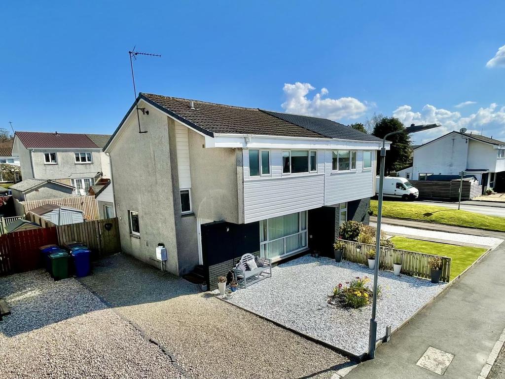 56 McConnell Road, Lochwinnoch 3 bed semidetached villa £200,000