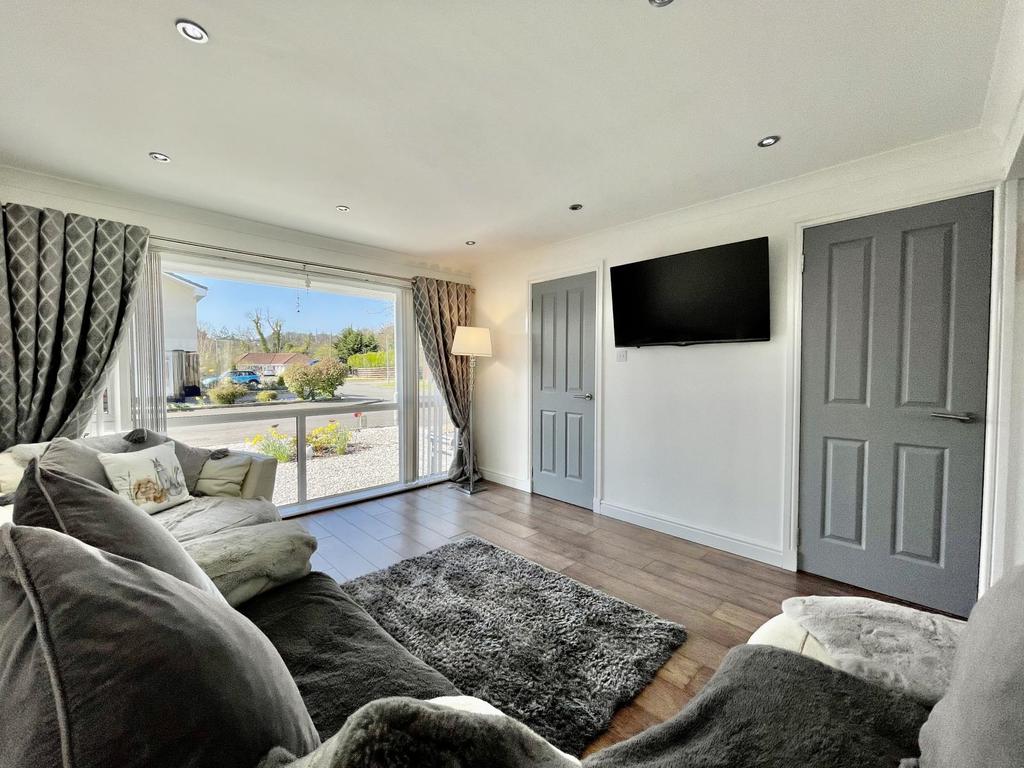 56 McConnell Road, Lochwinnoch 3 bed semidetached villa £200,000