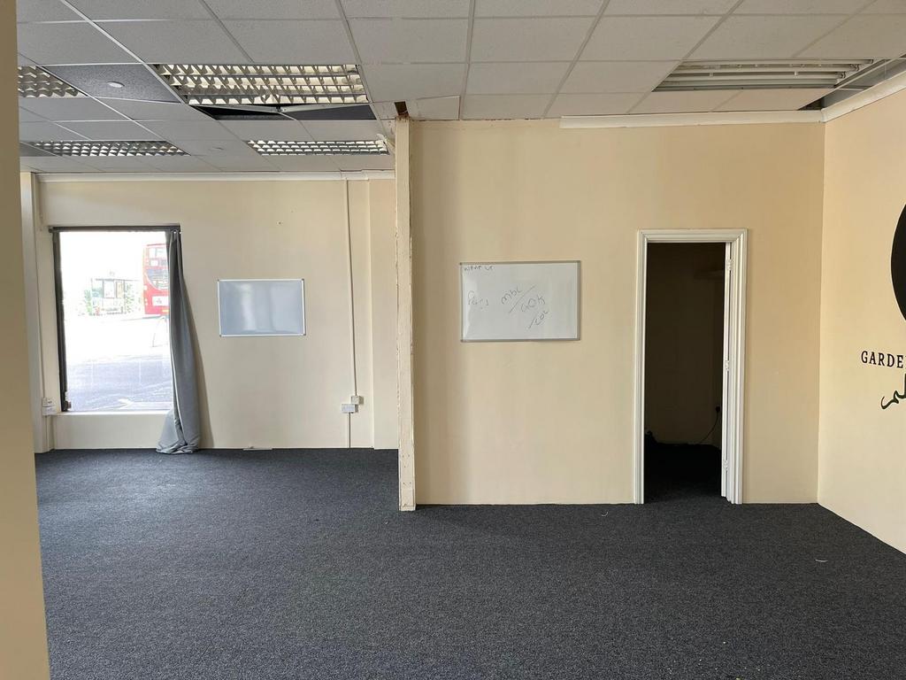 Commercial Unit available tolet within the popula