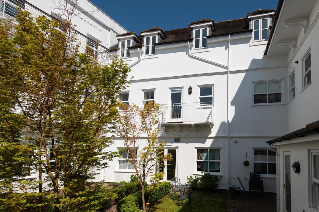 Neville Court, Castle Lane, Warwick, Warwickshire, CV34 2 bed apartment