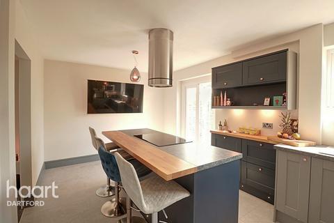 14 Chipstead Road, Erith, DA8 3HT