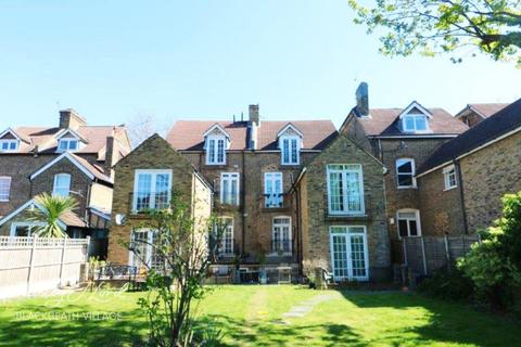 Flat E, 360 Lee High Road, London, SE12 8RS