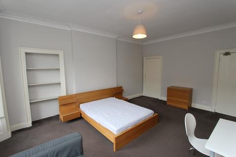 3 bedroom flat to rent, Montague Street, Newington, Edinburgh, EH8