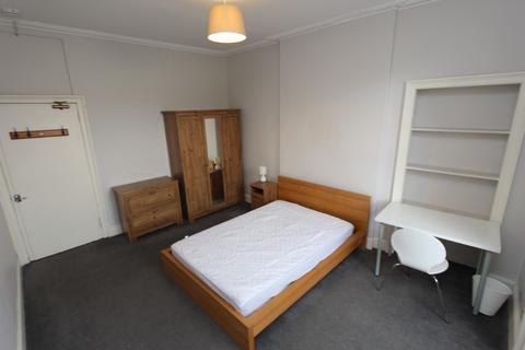 3 bedroom flat to rent, Montague Street, Newington, Edinburgh, EH8