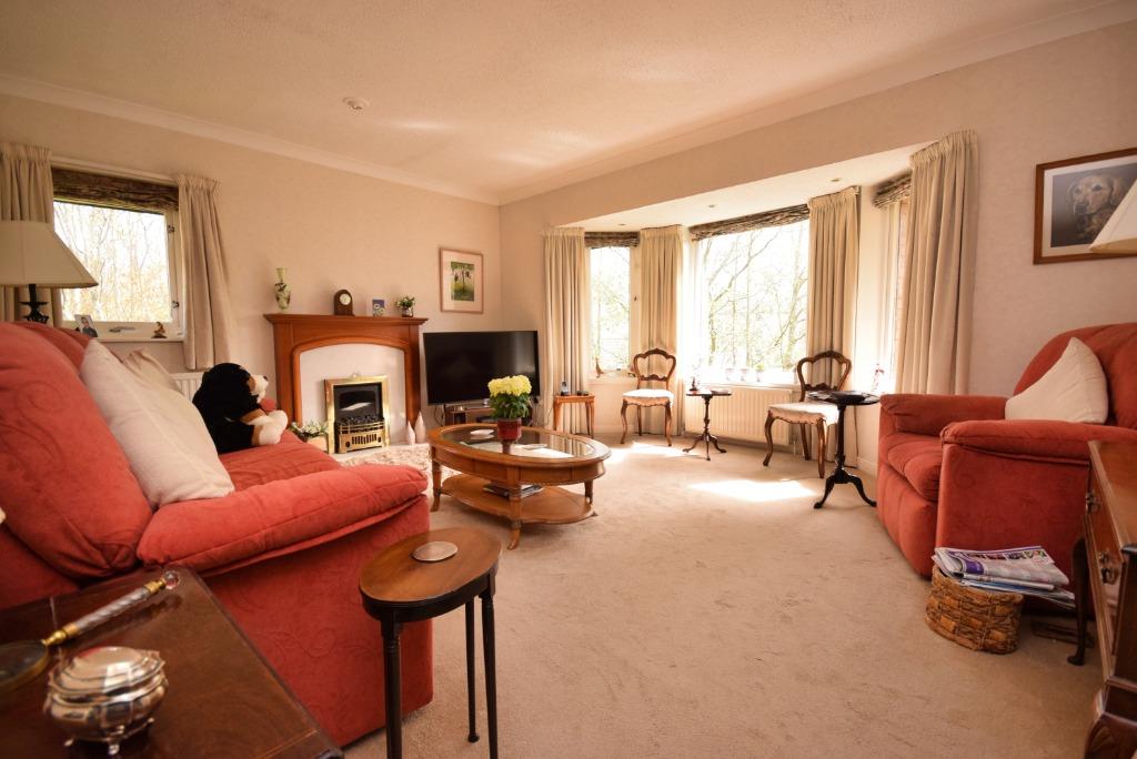 Riverside Gardens, Busby, Glasgow, G76 8EP 3 bed flat £149,000