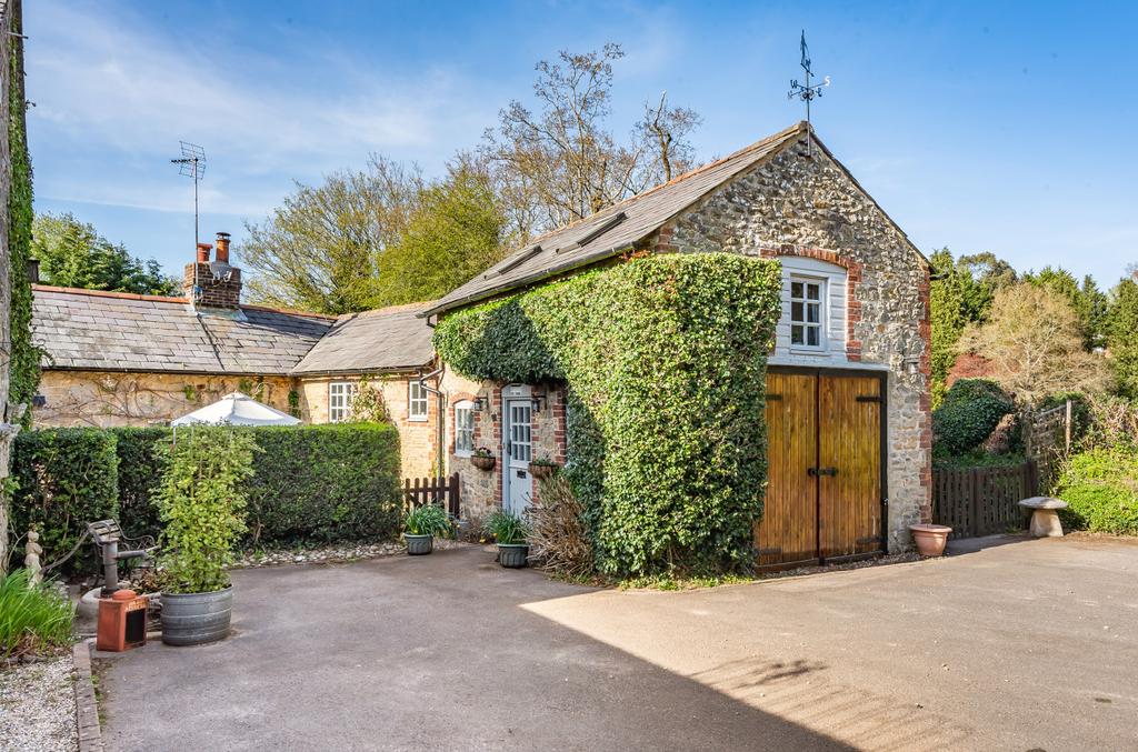 Hewshott Lane, Liphook 4 bed detached house £750,000
