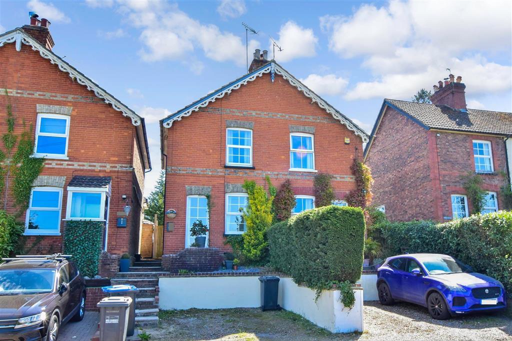 Turners Hill Road, Crawley Down, West Sussex 2 bed semidetached house