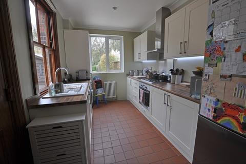 15 Harrow Road, Warlingham, CR6 9EY
