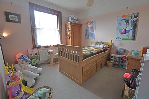 15 Harrow Road, Warlingham, CR6 9EY