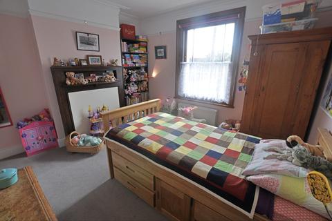 15 Harrow Road, Warlingham, CR6 9EY