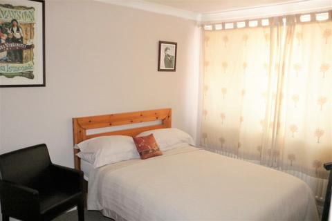 57 Blake Close, Rainham, RM13 8BE