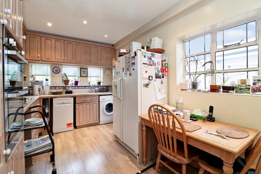 Parkside Drive, Watford, Herts, WD17 5 bed detached house £1,100,000