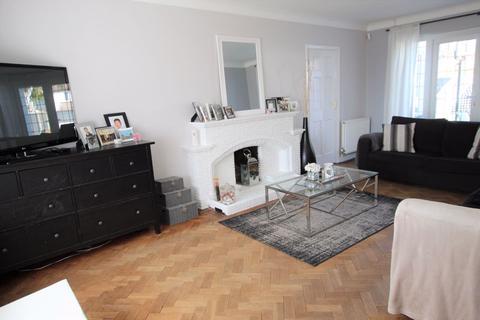 22 Pine Hill, Epsom, KT18 7BG