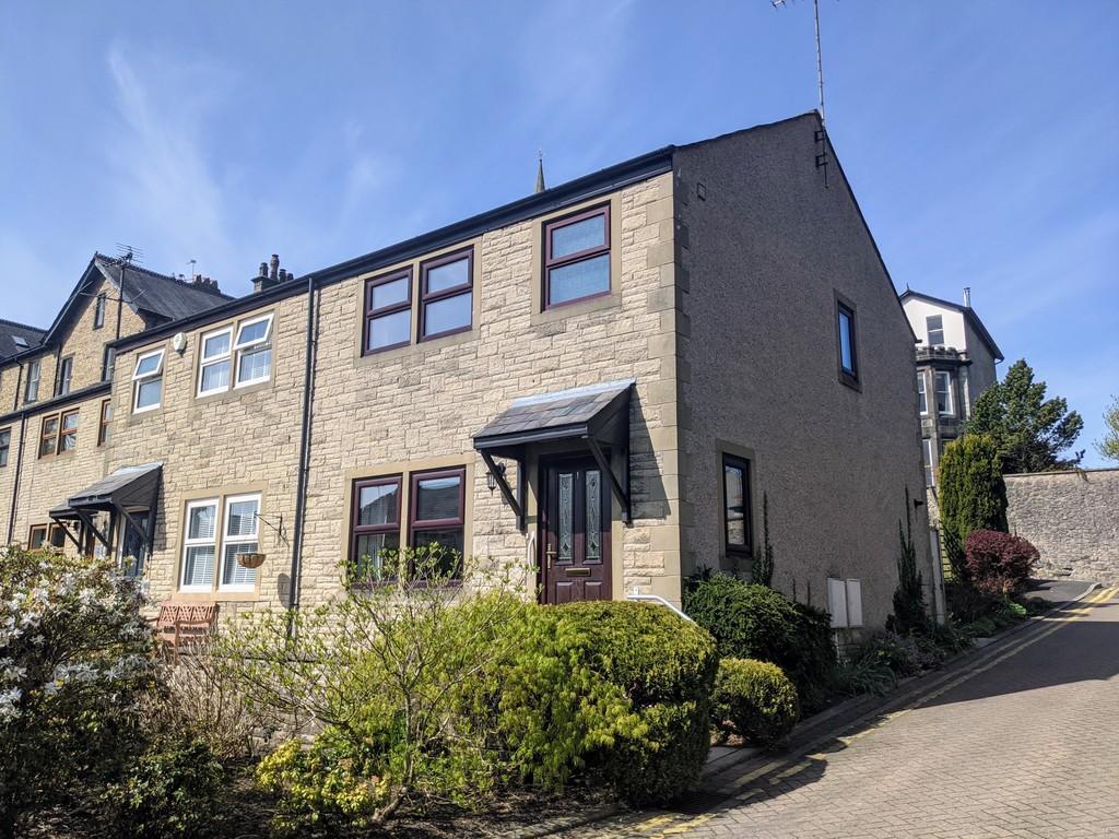 Church Brow Gardens, Clitheroe, BB7 2AB 3 bed semidetached house £