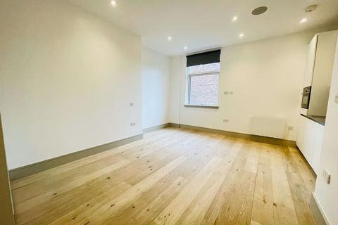 Studio to rent, Britannic House, New Malden