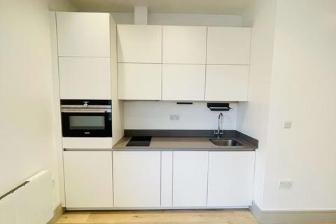 Studio to rent, Britannic House, New Malden