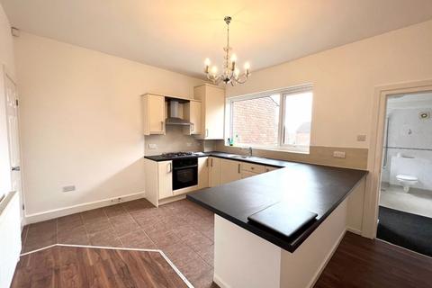 3 bedroom terraced house to rent, Chaddock Lane, Manchester