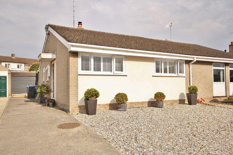 QUEEN EMMA'S DYKE, Witney OX28 4DT 2 bed semidetached bungalow £350,000