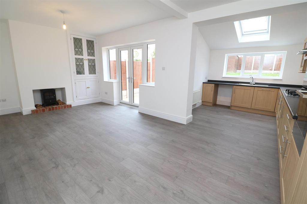 Kitchen/ Dining area